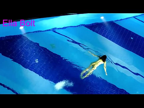 ❤️ मी पाहणे थांबवू शकत नाही, तरुण गोरा ELLA BOLT रिसॉर्ट पूलमध्ये नग्न पोहताना पकडला गेला ️❌  अश्लील mr.moresexmovies.ru ❤